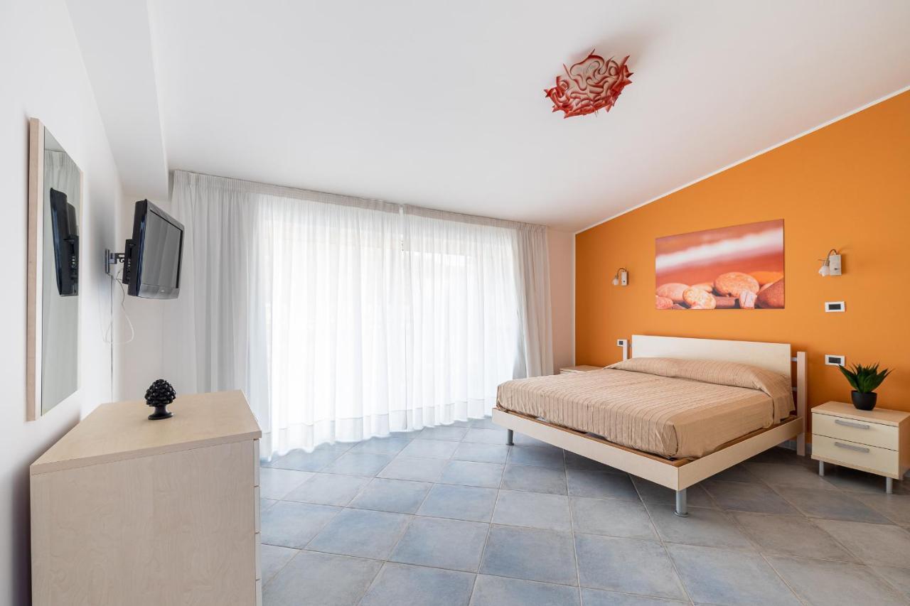 Terraces D'Orlando - Family Apartments With Sea View And Pool Capo dʼOrlando Eksteriør billede